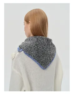 Détail de l'écharpe en laine mélangée avec surpiqûres bleues sur maille chinée gris foncé