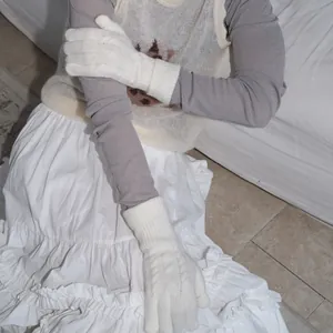 Gants en tricot crème mélange de laine avec motif torsadé et poignets côtelés