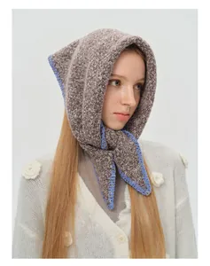 Détail d'un foulard en maille mélangée avec couture bleue vintage et texture douce