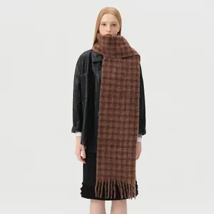 Bruine geruite mohair wollen sjaal met franjes voor de winter getoond op een model