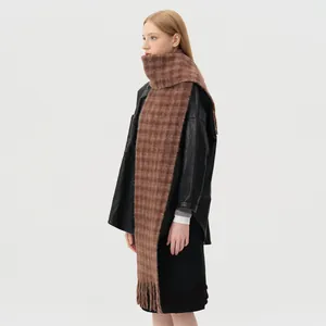 Bruine geruite alpaca wollen sjaal met franjes voor een warme winter outfit