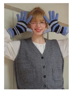 Nahaufnahme bunter gestreifter Strickhandschuhe, die von einem Model getragen werden