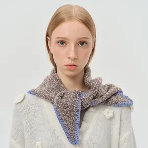 Foulard triangle en tricot marron avec bordure bleue contrastée pour femmes