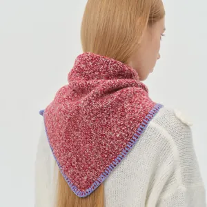 Écharpe triangle vintage en laine mélangée rouge avec bordure contrastée pour femme