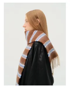 Détail de l'écharpe en laine à rayures marron foncé et bleu clair avec de longues franges