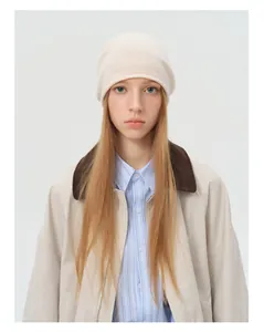 Stile autunnale chic con berretto in lana crema e giacca beige con colletto a contrasto