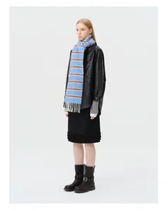 Écharpe d'hiver en laine mélangée à rayures avec veste en cuir et bottes noires