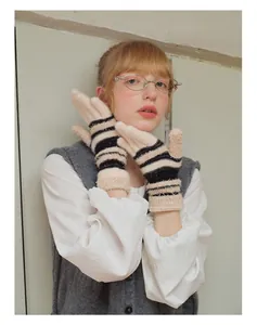 Detailansicht der gestreiften Strickhandschuhe mit Plüschmanschetten und Farbpunkten