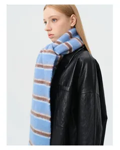 Détail de l'écharpe rayée en mélange de laine bleu et marron à texture douce
