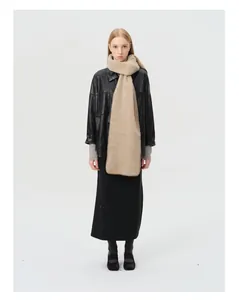 Volledig shot van een lange beige wollen sjaal met contrasterende stiksels voor dames