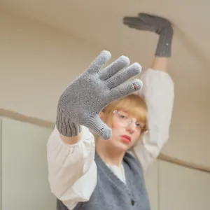 Guanti in misto lana di procione grigio con paillettes e fori per touch screen per donna