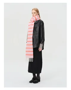 Détail de l'écharpe en laine mélangée à rayures rose et orange avec de longues franges