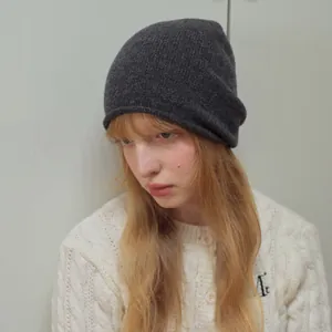 Berretto in maglia grigio scuro 100% lana australiana per calore invernale e stile chic
