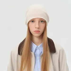 Berretto classico in lana australiana 100% color crema con texture a maglia a coste verticali