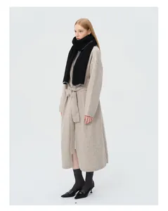 Detail van een zwarte wollen sjaal met witte contrasterende stiksels voor dames in de winter