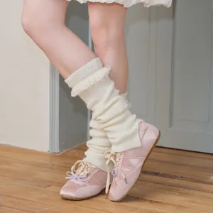 Scaldamuscoli bianchi in maglia a coste con frange e scarpe da ballo rosa chic