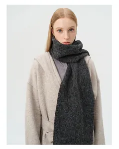 Close-up van donkergrijze wollen sjaal met contraststiksel op een beige hoodie jas