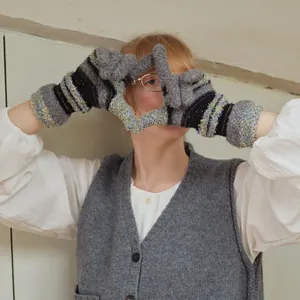 Graue gestreifte Strickhandschuhe für Damen mit Vintage-Textur und Winter-Ästhetik