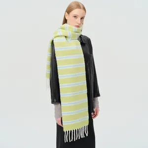 Écharpe à rayures colorées en laine mélangée avec franges en vert, bleu et blanc