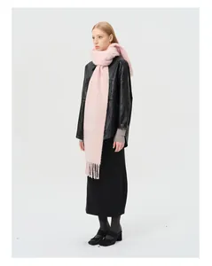 Roze wollen mix sjaal met franjes gecombineerd met een stijlvol leren jasje