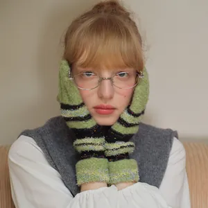 Vintage Y2K gestrickte Streifenhandschuhe mit flauschigem Plüschrand in Grün und Schwarz