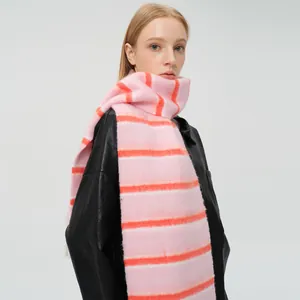 Écharpe à rayures rose et orange en laine mélangée avec franges sur veste en cuir