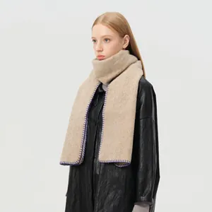 Beige wollen sjaal met blauwe contraststiksels en dikke gebreide textuur