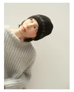 Detail der Strickstruktur einer grauen Wollmütze mit nahtlosem Jacquardmuster für Damen