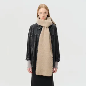 Minimalistische beige wollen sjaal met contrasterende donkerbruine festonsteek randen