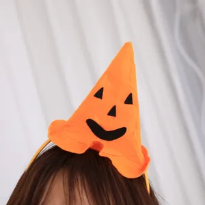 Détail d'un serre-tête d'Halloween avec chapeau de sorcière citrouille orange et sourire