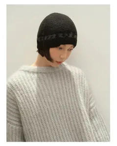 Detailaufnahme der schwarzen Wollmischung-Strickmütze mit Jacquard-Struktur und dickem Garn
