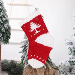 Gestrickter Weihnachtsstrumpf in Rot-Weiß mit Schneeflockenmuster für festliche Geschenke