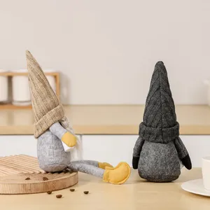 Gnomi natalizi con cappelli a cuore lavorati a maglia e tazze per decoro festivo