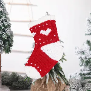 Gestrickter Weihnachtsstrumpf mit rot-weißem Herzmuster für festliche Dekorationen