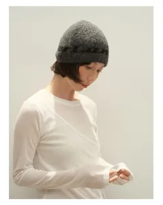 Makroaufnahme der dunkelgrauen Wollmütze mit weicher Textur und Jacquard-Strickmuster