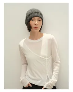 Makro-Detail der grauen Strickmütze aus Wolle und ein minimalistischer Winter-Stil Look