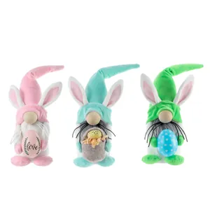 Trois gnomes de Pâques avec oreilles de lapin et œufs colorés aux tons pastel doux