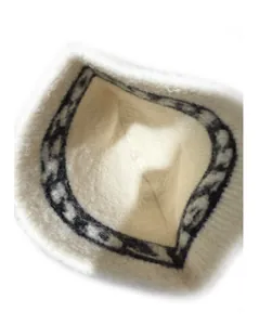 Detailaufnahme der Wollmütze-Innenseite mit aufwendigem Vintage-Muster-Webband
