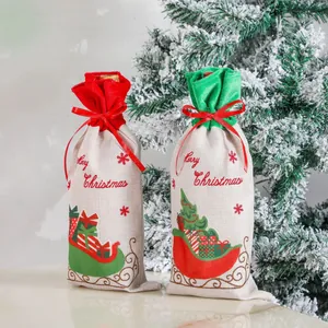 Weinflaschen-Geschenkbeutel zu Weihnachten mit Stickerei und roten Satinschleifen