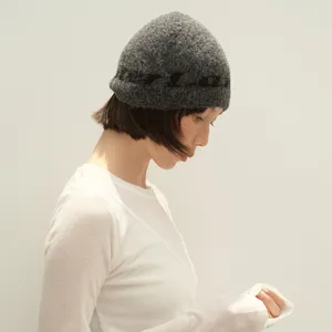 Dunkelgraue Strickmütze aus Wollmischung mit Jacquard-Buchstaben und flauschiger Textur