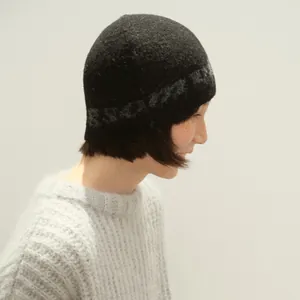 Schicke schwarze Strickmütze aus Wolle mit grauem Jacquard-Schriftzug für Herbst und Winter