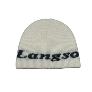 Schicke cremefarbene Wollstrickmütze mit schwarzem Langso-Schriftzug für Herbst und Winter