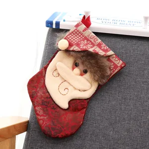 Mini Weihnachtsstrumpf mit 3D Weihnachtsmann-Figur und Schlaufe für den Tannenbaum