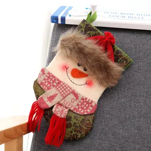 Plüschiger Schneemann-Weihnachtsstrumpf mit Blumenmuster und Kunstpelz vor grauem Grund
