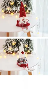 Détails de gnomes de Noël avec chapeaux à flocons et longues jambes rayées rouge et blanc