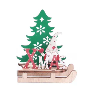 Décoration de Noël en bois DIY avec traîneau, sapin vert et figurine de gnome
