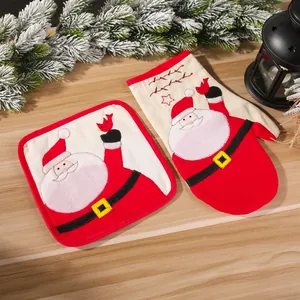 Set de cuisine de Noël avec gant de four et dessous de plat sur surface en bois