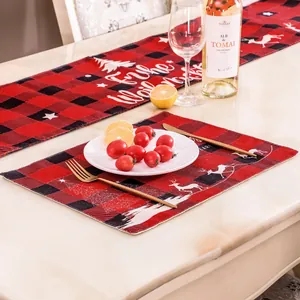 Chemin de table et sets de table de Noël à carreaux avec rennes et sapins décoratifs