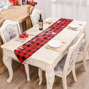 Chemin de table de Noël à carreaux rouges et noirs avec motifs de rennes et flocons
