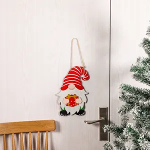 Festlicher Weihnachtsgnom Holzanhänger mit rot gestreifter Mütze und Geschenkbox